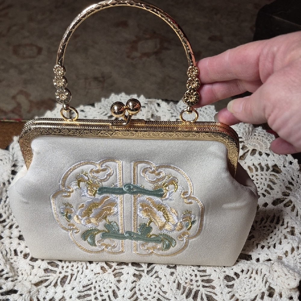 Elegant Ivory Embroidered Frame Clutch - Picture 4 of 7